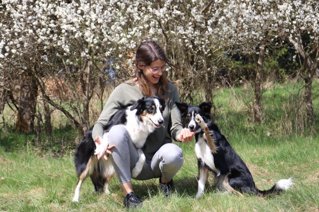 Hundetraining mit Belohnung: Aylin Wiesner mit ihren beiden Hunden